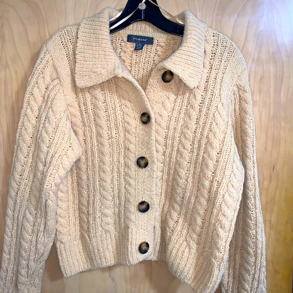 Semi-New. Medium Cozy Knit Sweater. Yellow Camel Color. Size Medium.